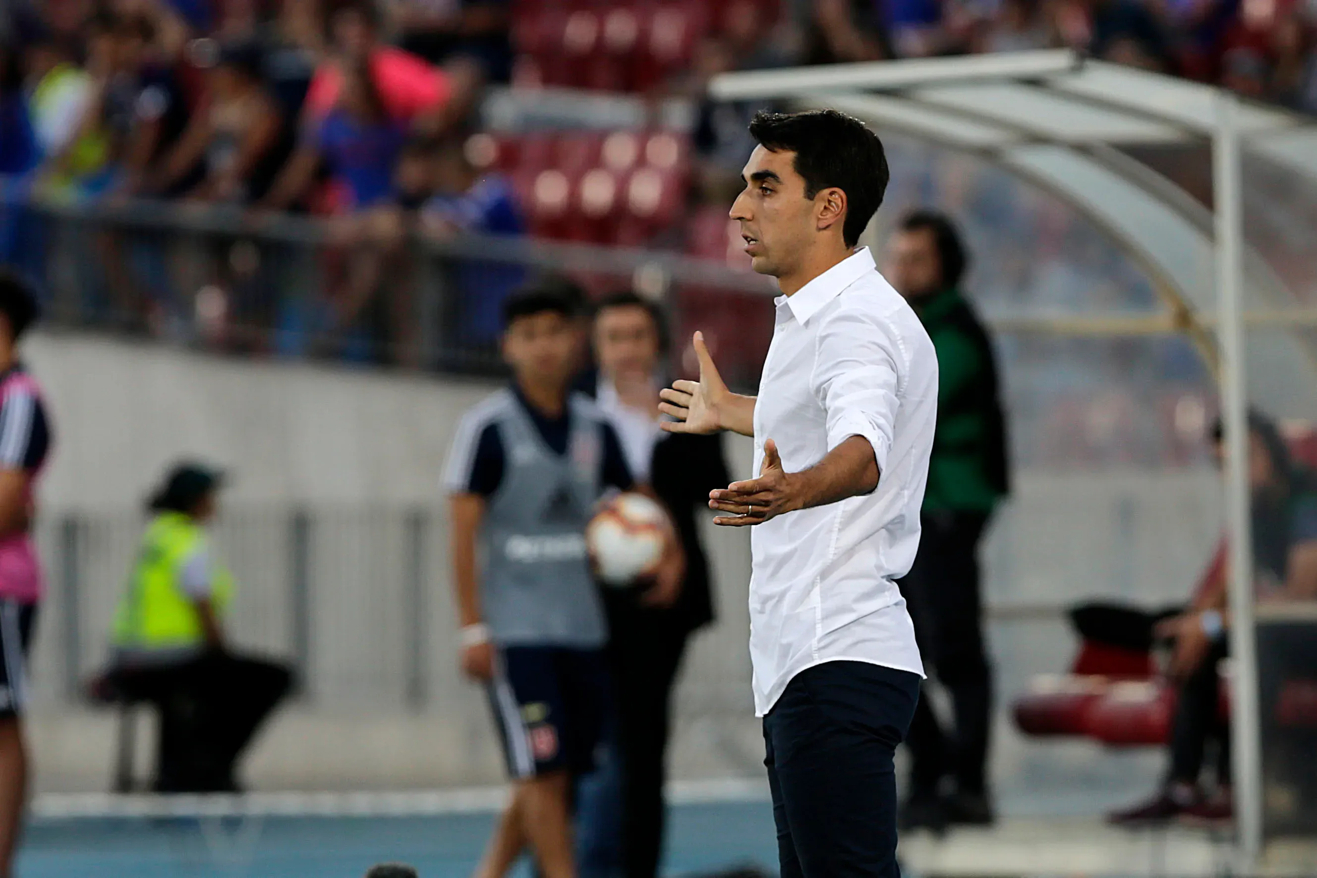 El técnico sabe que están atrasados con el tema de los refuerzos en la U. Foto:  Karin Pozo/Photosport