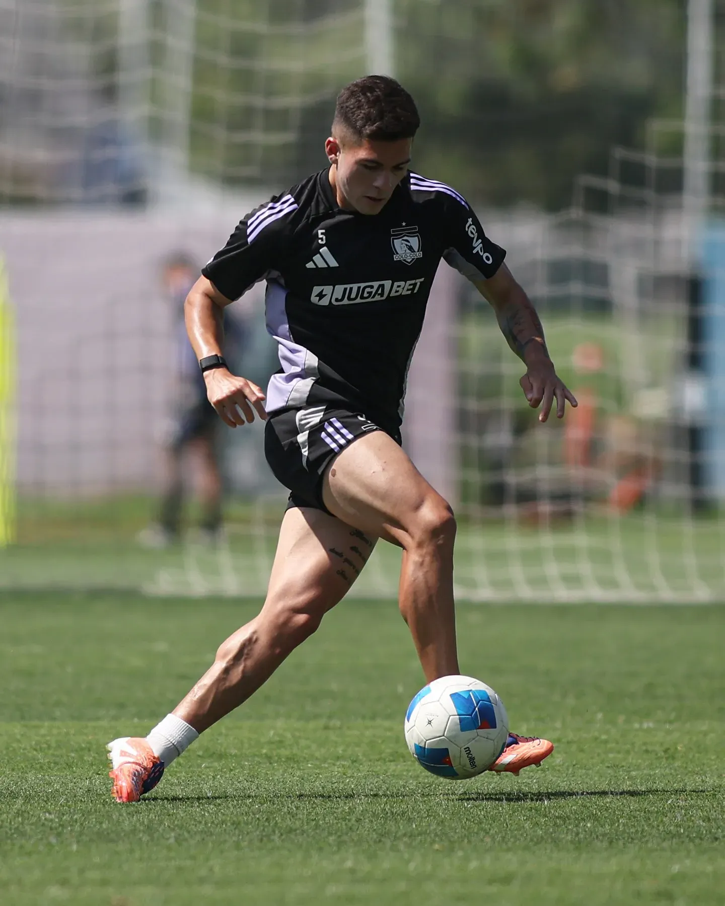 Víctor Felipe Méndez en el entrenamiento de ayer. (Foto: Colo Colo)
