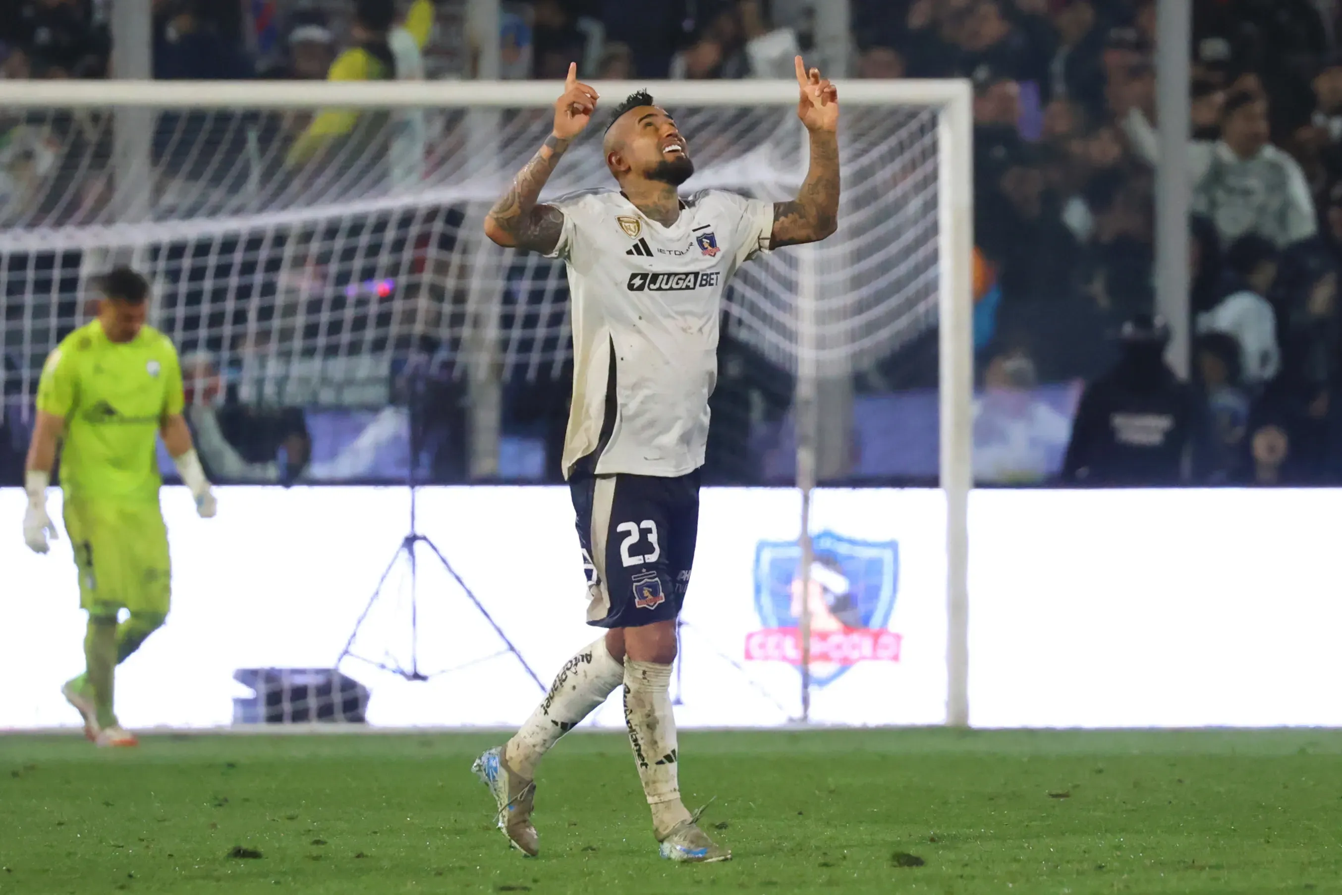 Gracias a una gran actuación de Fernando De Paul y a un penal desperdiciado por Edson Puch, Colo Colo le saca una amplia ventaja a Deportes Iquique. Arturo Vidal marca el último gol | Photosport