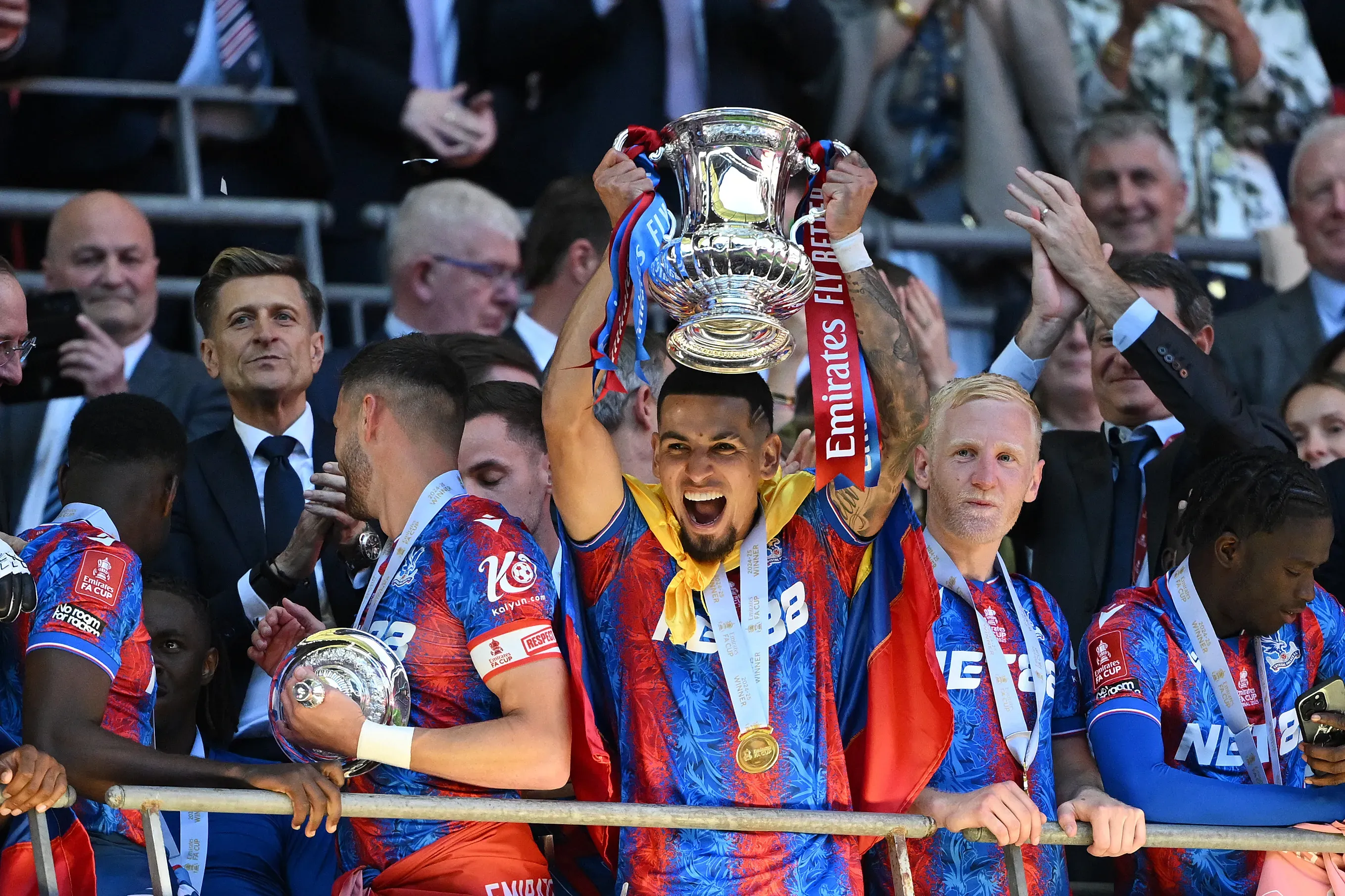 Daniel Muñoz campeón con el FA Cup.