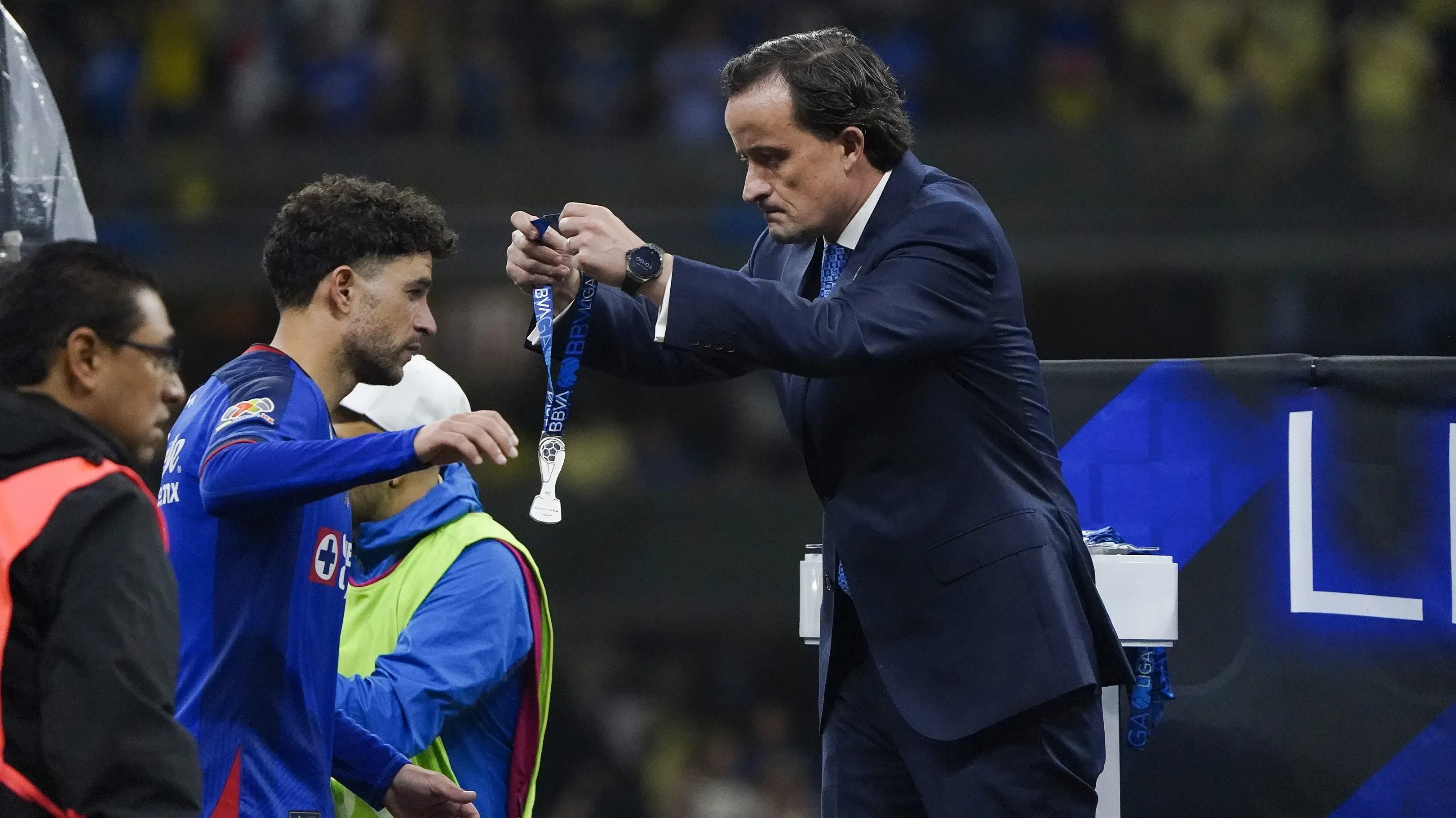 Cruz Azul recibiendo la medalla de subcampeón de Liga MX en 2024. (Imago 7)