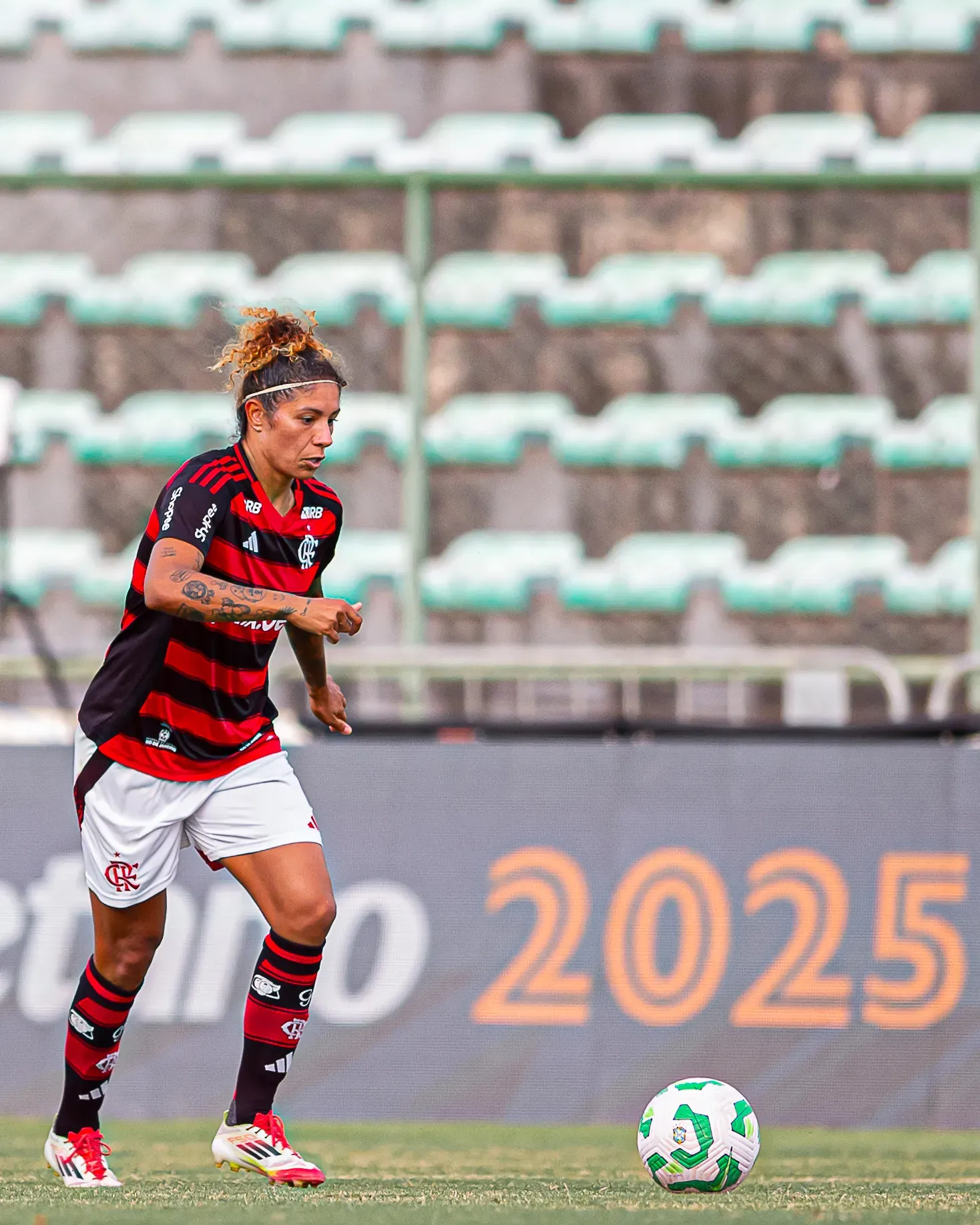 Cristiane com a camisa do Flamengo. Foto: Paula Reis/Flamengo