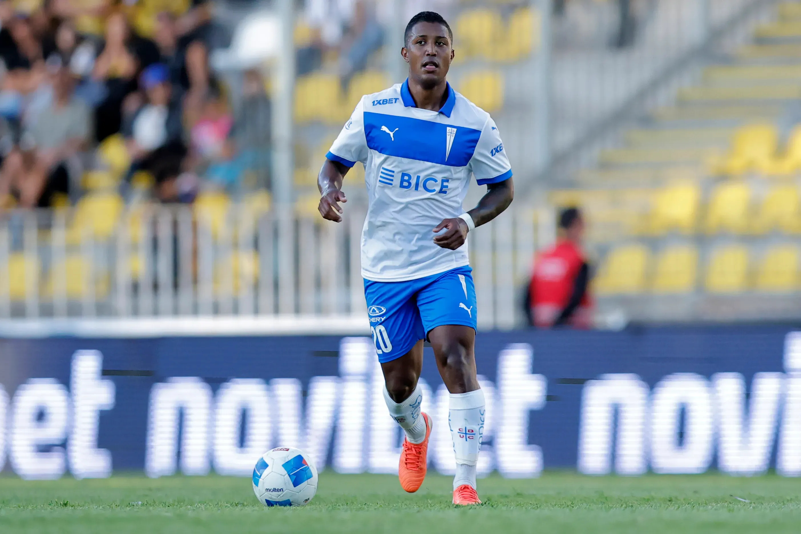 Jhojan Valencia busca seguir en la UC, pero aún no se cierra su renovación/Photosport