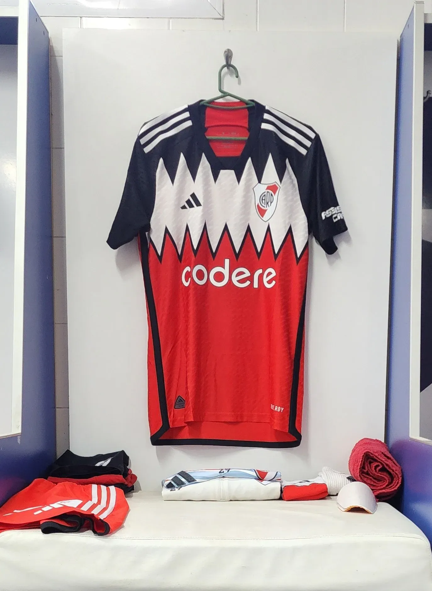 River va con la tercera remera.