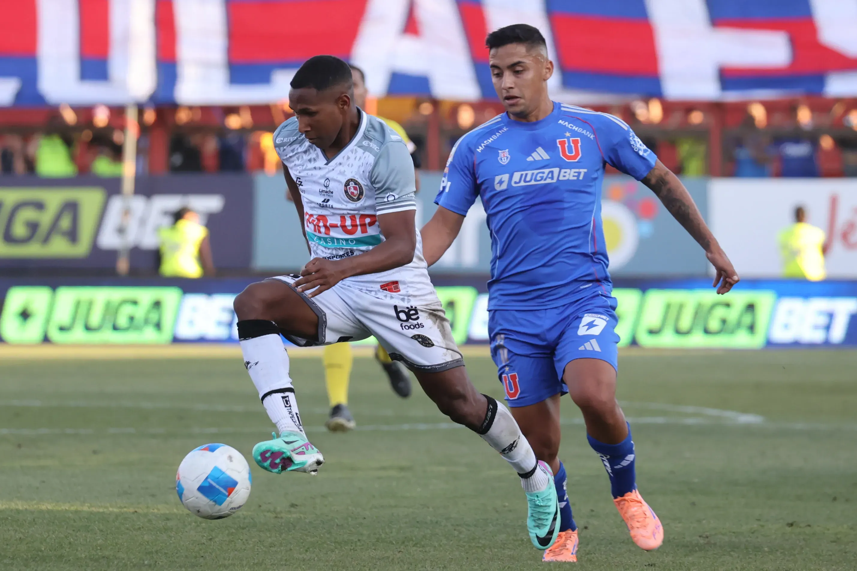 La salida de Nico Guerra hace recordar lo que pasó con Eduardo Vargas. Foto: Dragomir Yankovic/Photosport