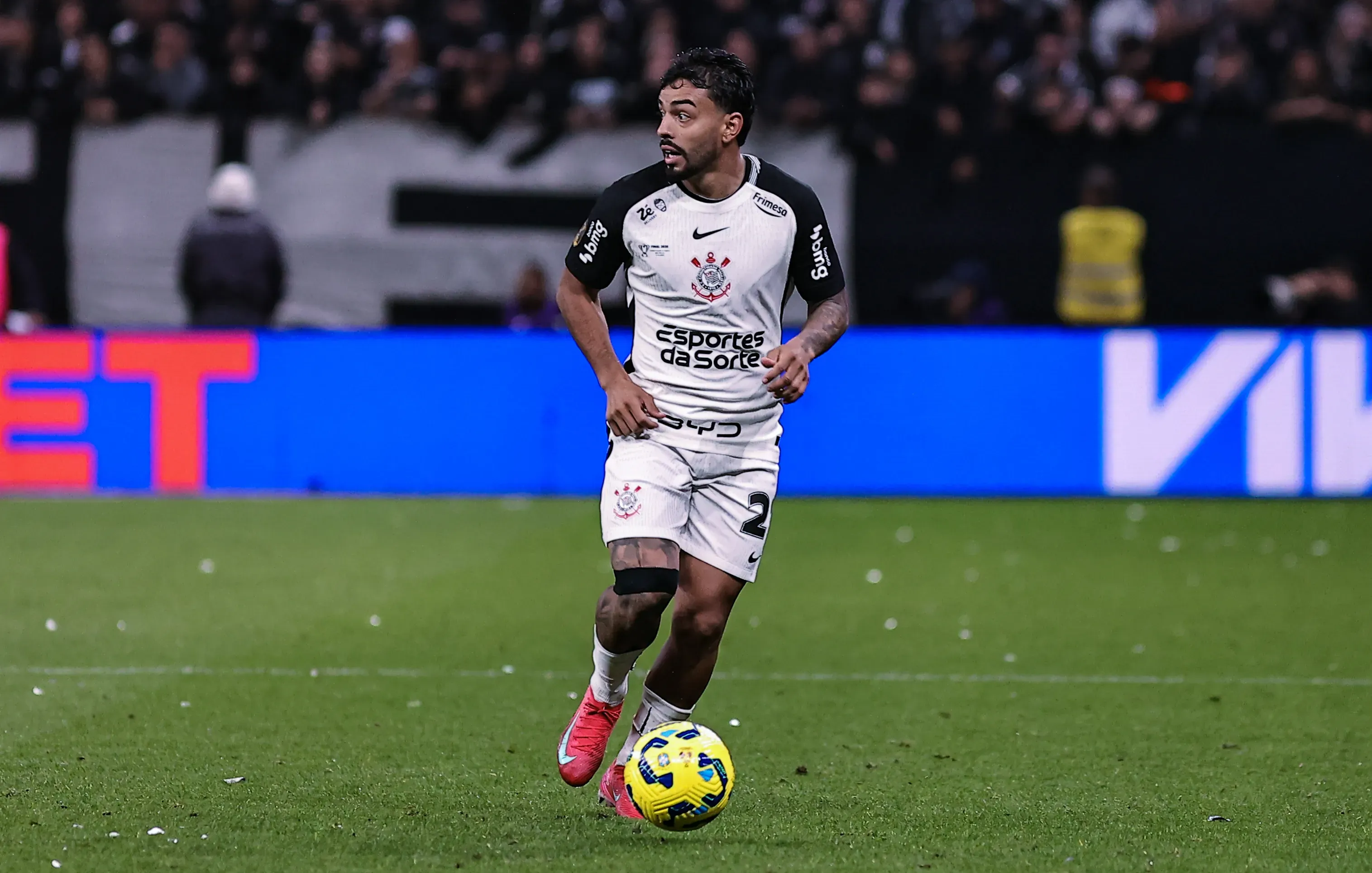 Matheus Bidu durante a partida contra o Vasco. Foto: Fabio Giannelli/AGIF