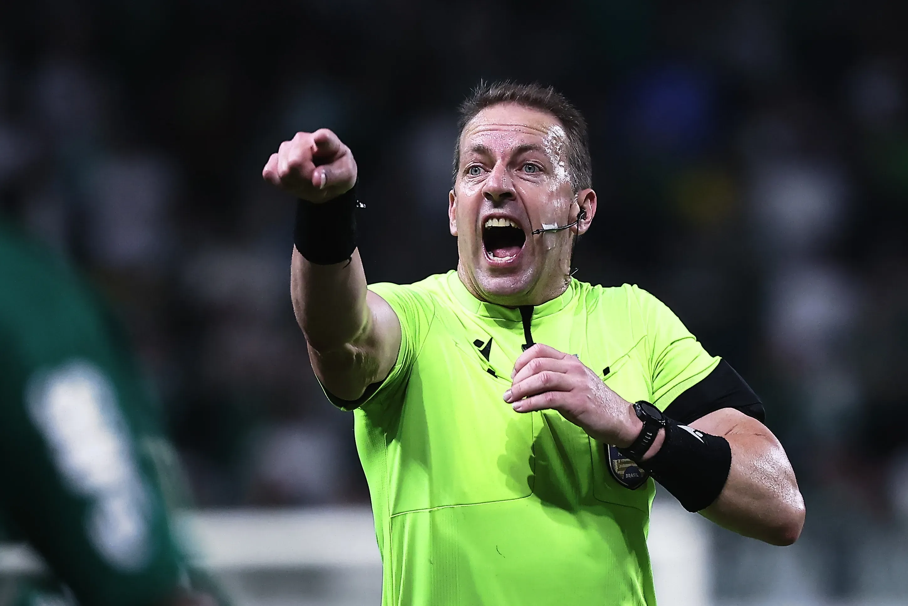 O arbitro Lucas Paulo Torezin durante partida entre Palmeiras e Vitoria no estadio Arena Allianz Parque pelo campeonato Brasileiro A 2025.