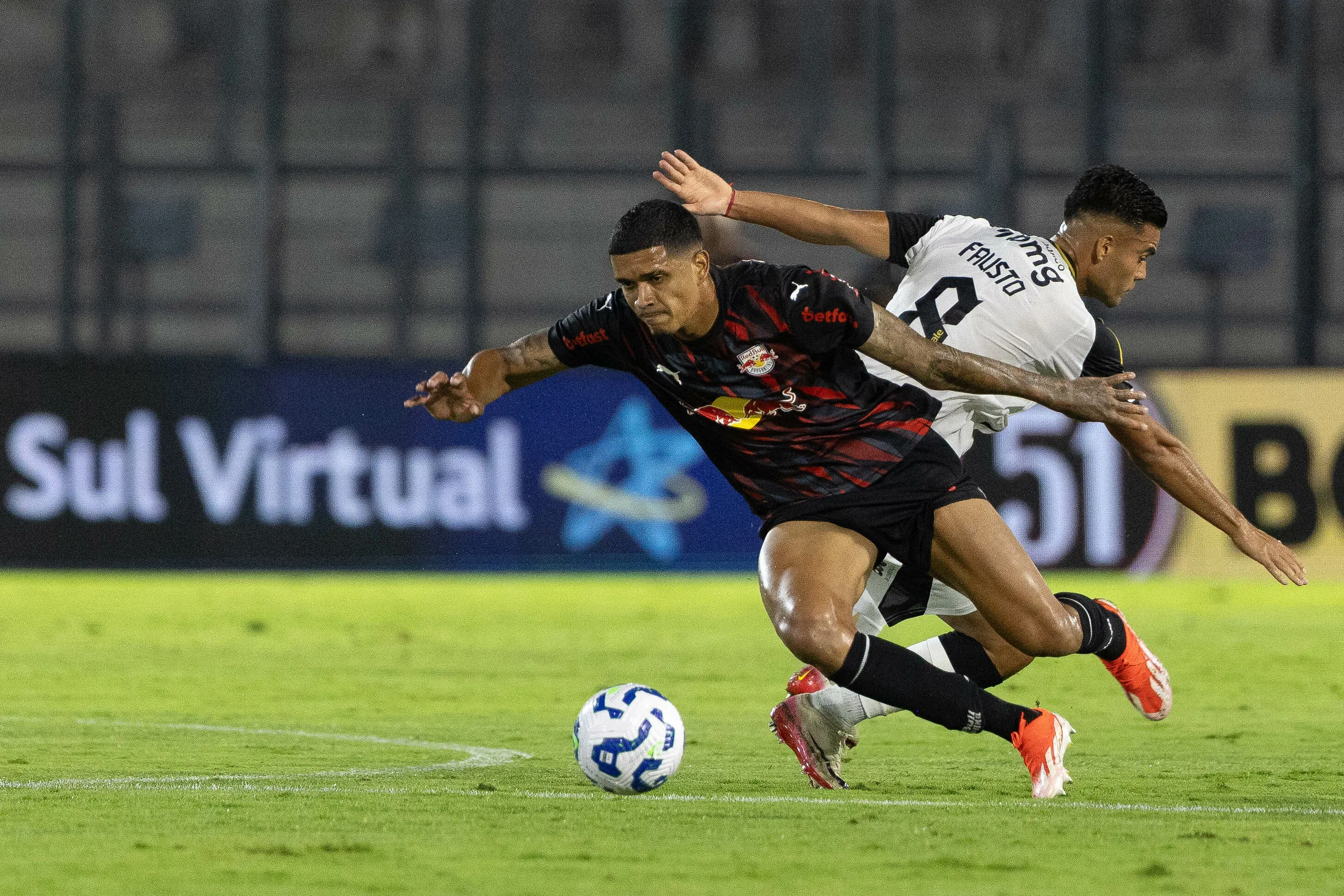 Lucas Barbosa jogador do Bragantino disputa lance com Fausto Vera jogador do Atletico-MG durante partida no estadio Cicero De Souza Marques pelo campeonato Brasileiro A 2025. Foto: Joisel Amaral/AGIF