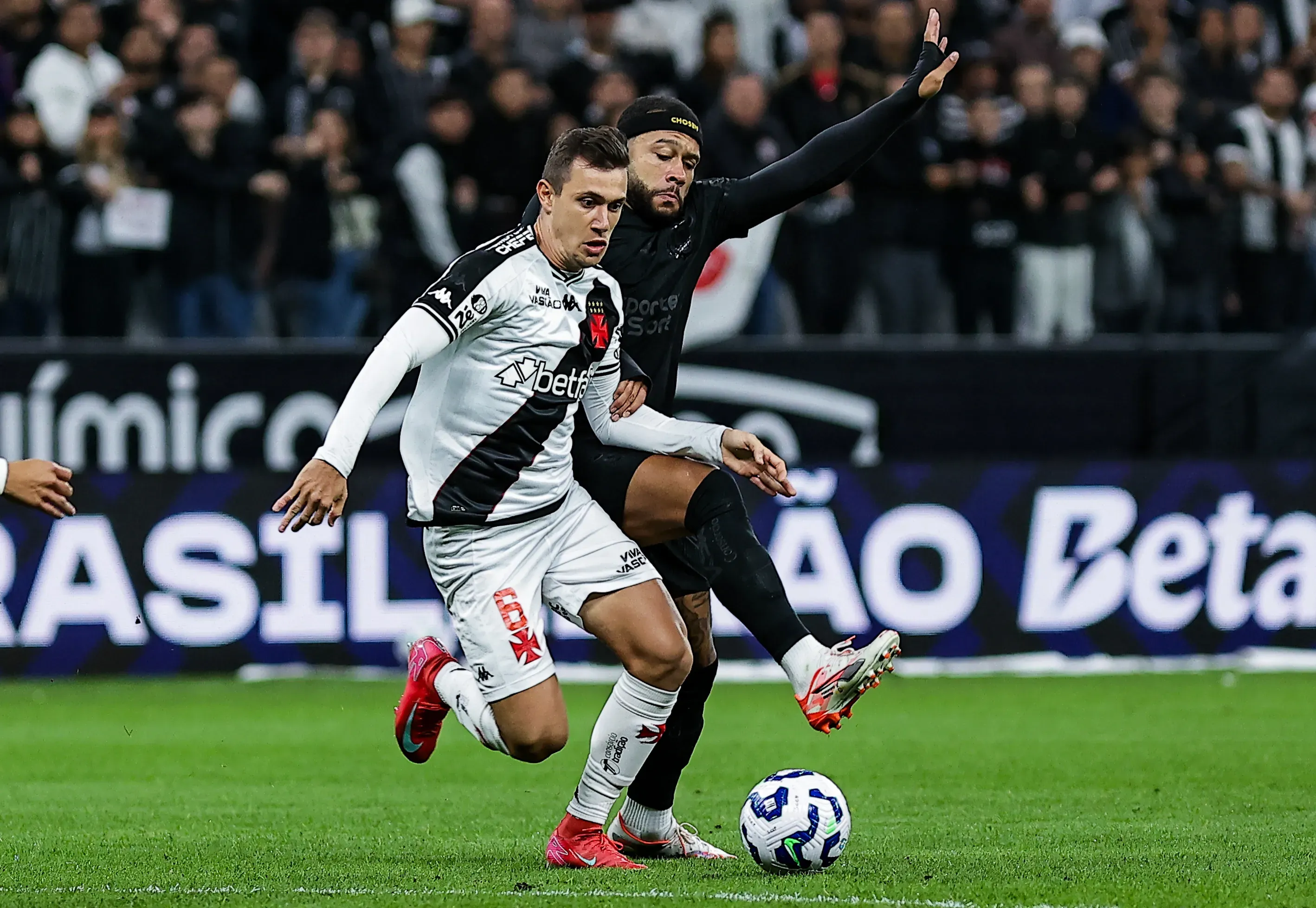 Memphis Depay jogador do Corinthians disputa lance com Lucas Piton jogador do Vasco. Foto: Fabio Giannelli/AGIF