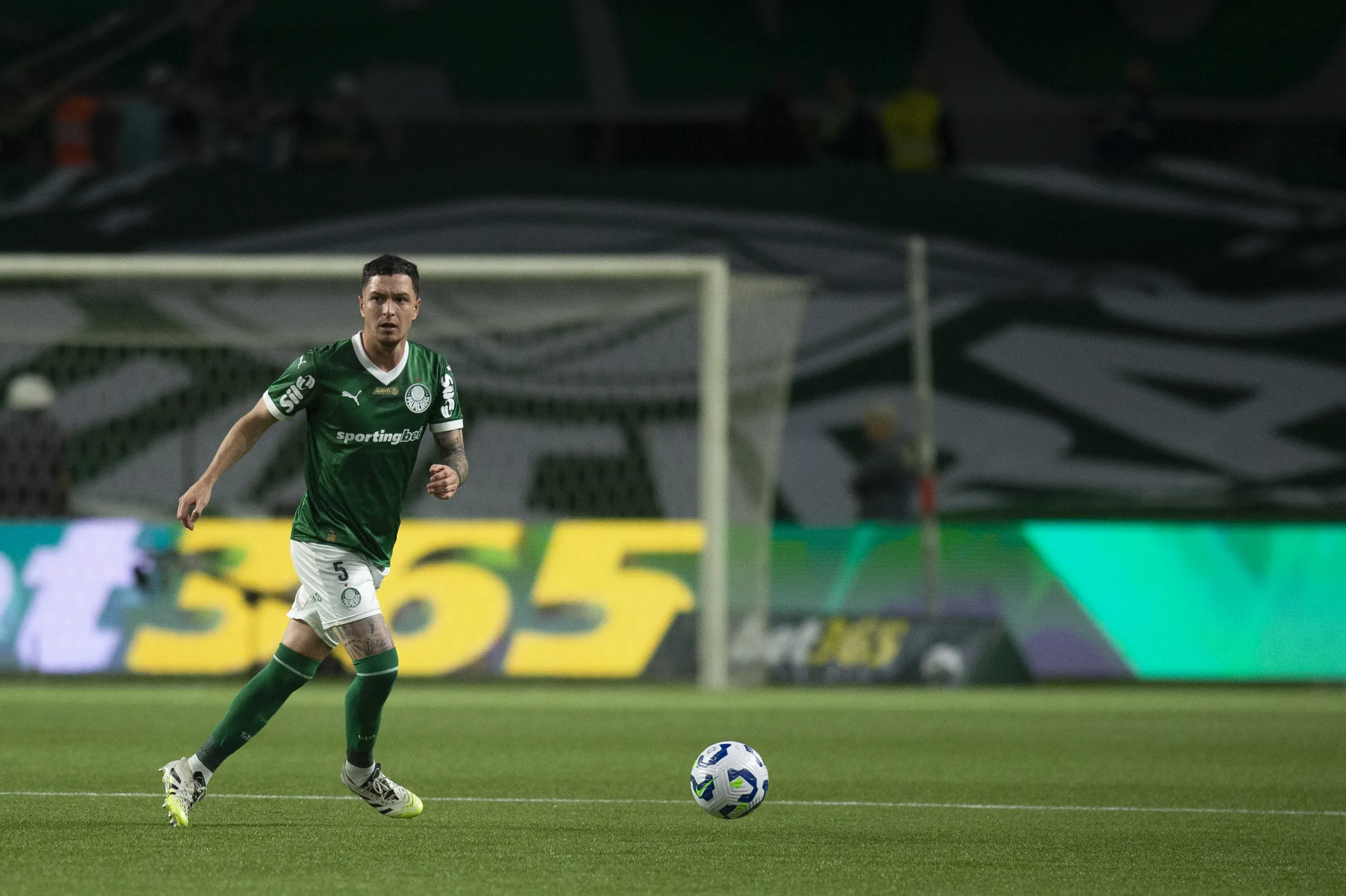 Anibal Moreno jogador do Palmeiras durante partida contra o Internacional no estadio Arena Allianz Parque pelo campeonato Brasileiro A 2025. Foto: Anderson Romão/AGIF