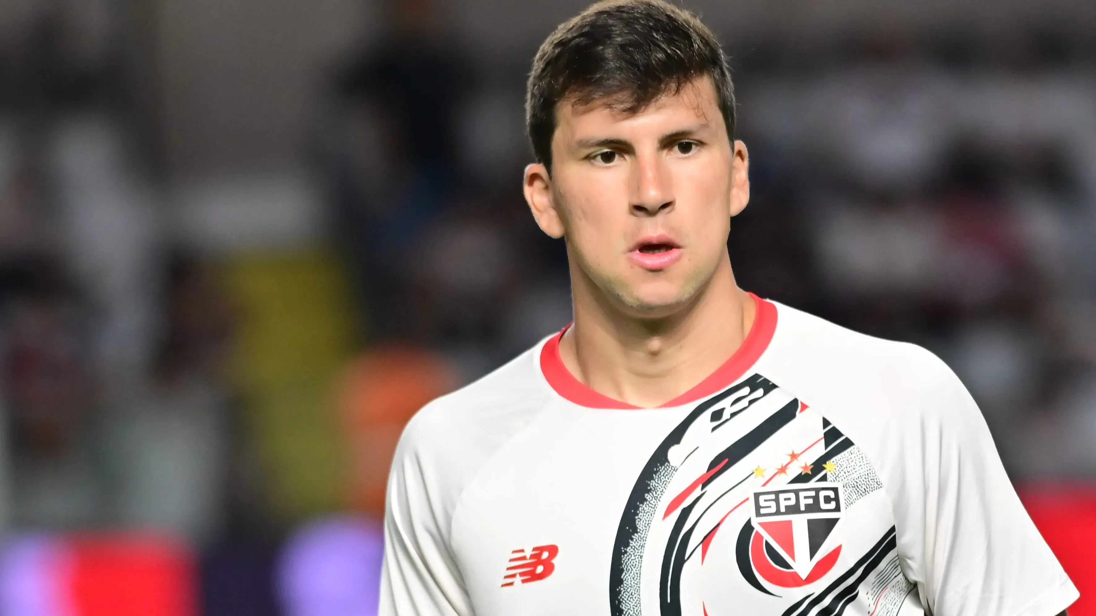 SP – SANTOS – 03/12/2025 – BRASILEIRO A 2025, SAO PAULO X INTERNACIONAL – Tapia jogador do Sao Paulo durante aquecimento antes da partida contra o Internacional no estadio Vila Belmiro pelo campeonato Brasileiro A 2025. Foto: Jota Erre/AGIF
