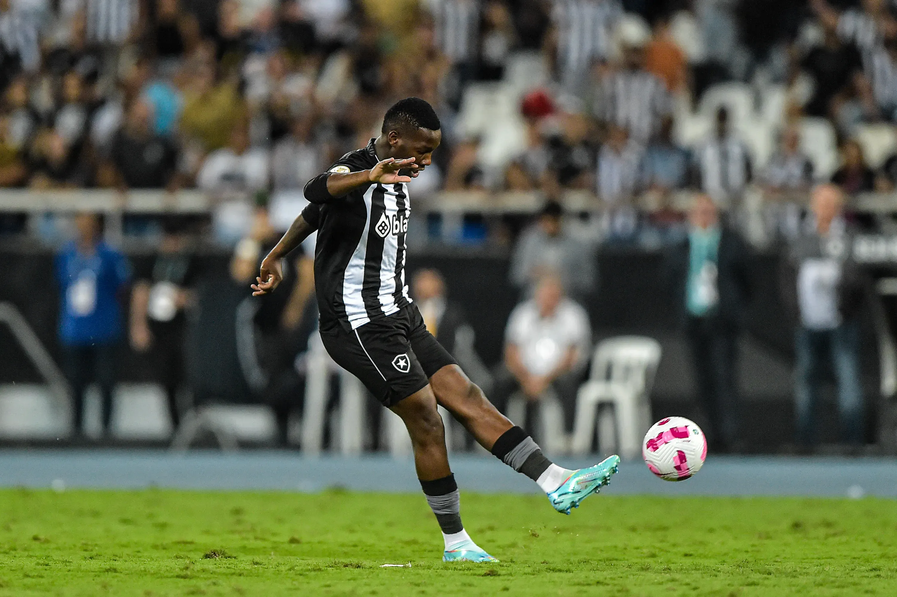 Patrick de Paula jogador do Botafogo durante partida contra o Bragantino no estadio Engenhao pelo campeonato Brasileiro A 2022. Foto: Thiago Ribeiro/AGIF