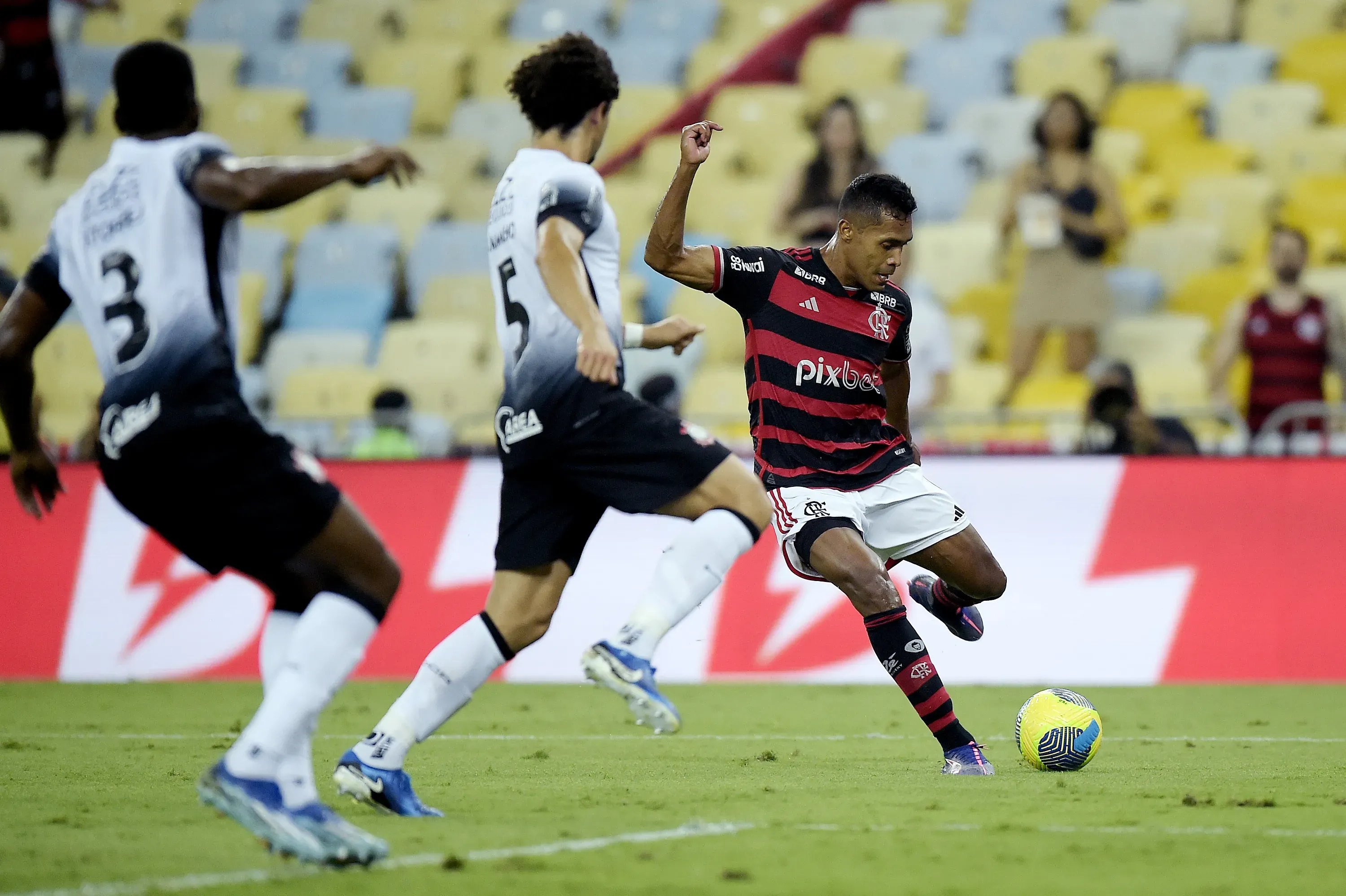 RJ – RIO DE JANEIRO – 02/10/2024 – COPA DO BRASIL 2024, FLAMENGO X CORINTHIANS – Alex Sandro jogador do Flamengo comemora seu gol durante partida contra o Corinthians no estadio Maracana pelo campeonato Copa Do Brasil 2024. Foto: Alexandre Loureiro/AGIF