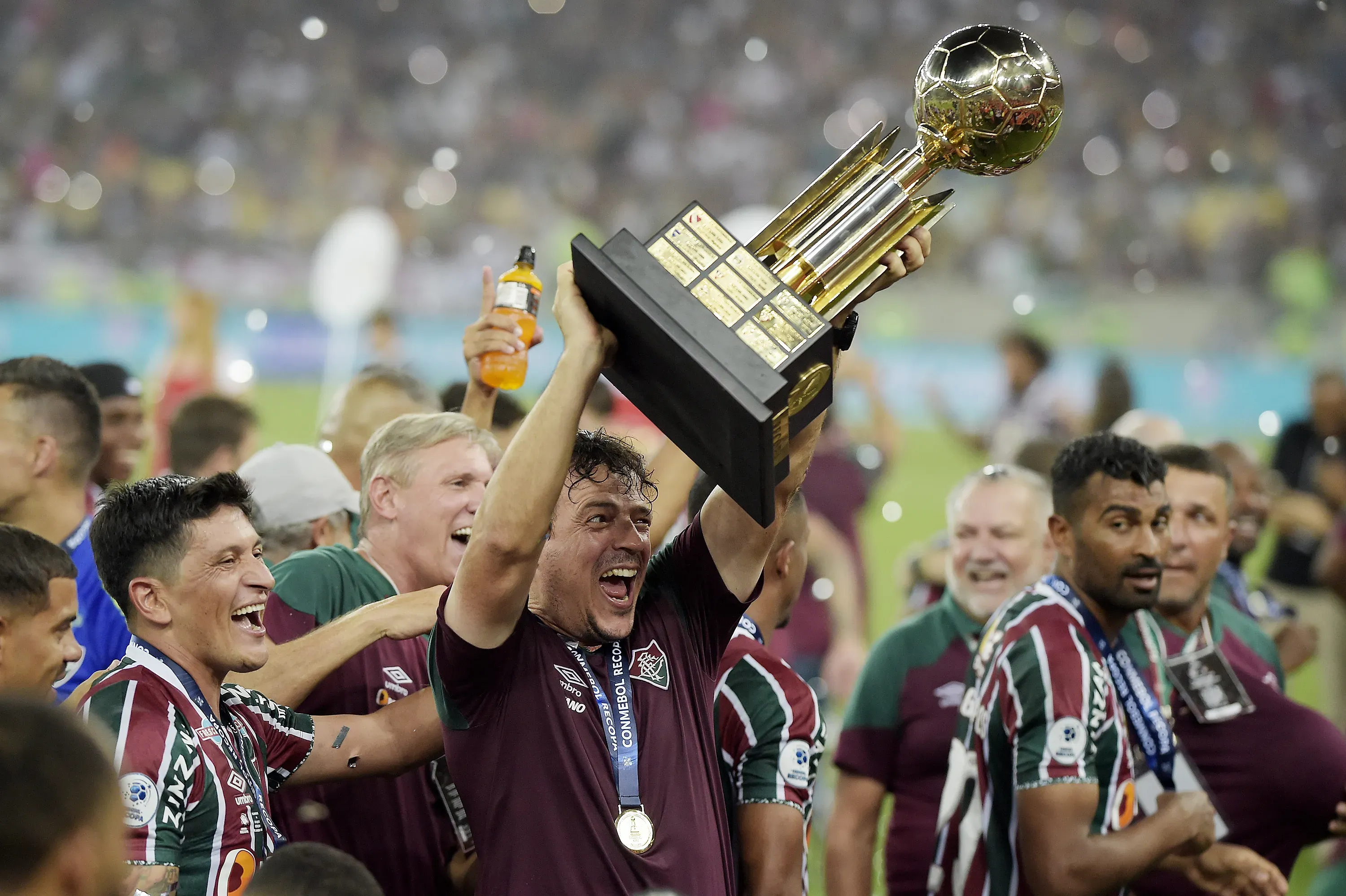 RJ – RIO DE JANEIRO – 29/02/2024 – RECOPA SUL-AMERICANA 2024, FLUMINENSE X LDU -Fernando Diniz do Fluminense comemora titulo de campeao apos partida contra o LDU no estadio Maracana pela decisao do campeonato Recopa Sul-Americana 2024. Foto: Alexandre Loureiro/AGIF