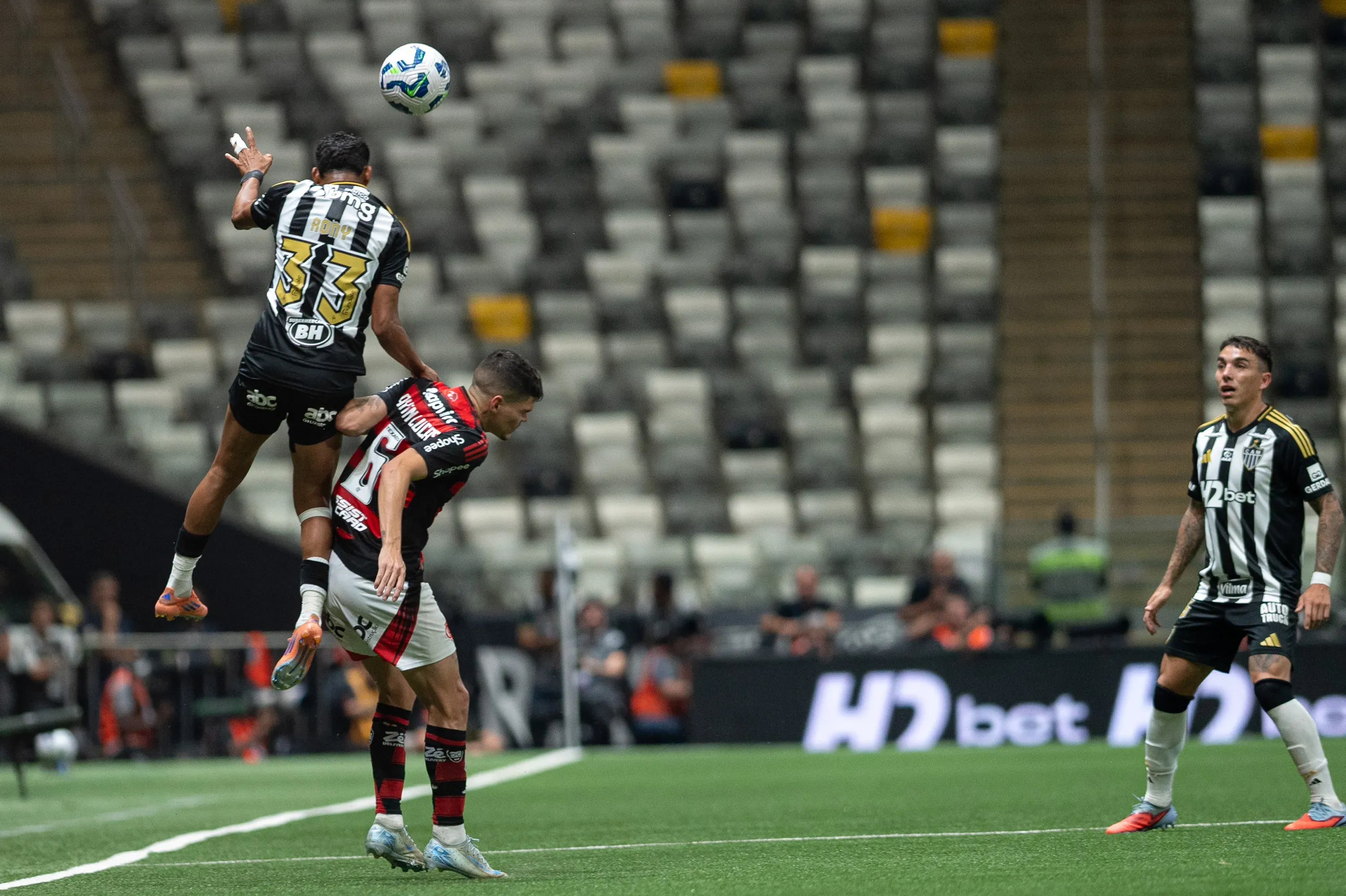 Rony jogador do Atletico-MG durante partida contra o Flamengo no estadio Arena MRV pelo campeonato Brasileiro A 2025. Foto: Alessandra Torres/AGIF
