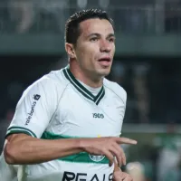 Leandro Damião fala da fase do Coritiba pós-Guto Ferreira: “Tem melhorado e crescido”