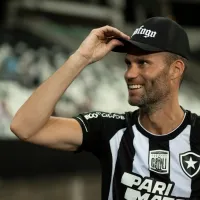 Ex-zagueiro do Botafogo, Joel Carli participa de evento no clube