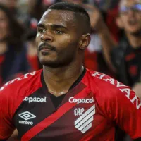 Nikão faz 'alerta' no Athletico-PR após empate diante do Grêmio: 'Não sou ponta'