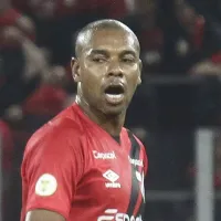 Fernandinho cita Guardiola e avalia responsabilidade do elenco do Athletico-PR: “decisão do atleta”