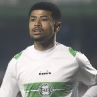 Negociação de Lucas Ronier tem novidade no Coritiba após proposta árabe