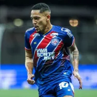 Elenco do Bahia recebe festa no aeroporto e Gilberto afirma: "É o oxigênio"