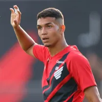 Ídolo do Athletico, Kleberson sai em defesa de Arthur Dias, jovem que cometeu pênalti contra o Américo-MG