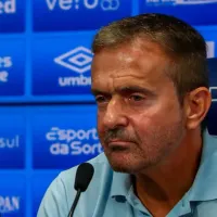 Guto Peixoto, diretor do Grêmio, dá entrevista no lugar de Mano Menezes após derrota e critica arbitragem