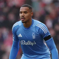 John, ex-Botafogo, comete falha em derrota do Nottingham Forest e sai de campo lesionado