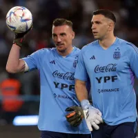 Dibu Martínez va por el Trofeo Yashin: está entre los 10 mejores arqueros del mundo