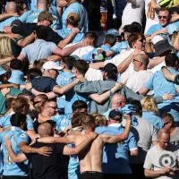 Por qué los hinchas de Manchester City festejan de espaldas