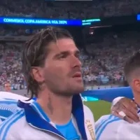 El gesto de Rodrigo De Paul y Dibu Martínez durante el himno en el partido entre Argentina y Chile por Copa América