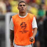 Visita de lujo para Juanfer Quintero en plena Copa América: un ex River le fue a regalar su camiseta a la concentración