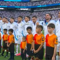 El gesto de Dibu Martínez y Rodrigo De Paul durante el himno en el partido entre Argentina y Canadá por Copa América