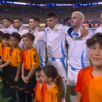 El gesto de Messi, Di María, Julián Álvarez, Dibu Martínez y De Paul durante el himno de Argentina en la final de la Copa América
