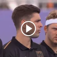 La reacción de Gonzalo Peillat en el himno de Argentina antes del partido entre Los Leones y Alemania