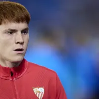 Barco fue titular en Sevilla, provocó una expulsión y los hinchas estallaron: 'Es un inútil'