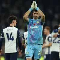 Tottenham se burló de Dibu Martínez tras la goleada al Aston Villa por Premier League