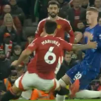 Se salvó de la roja: la brutal patada de Lisandro Martínez a Cole Palmer en Manchester United vs. Chelsea