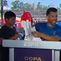 La reacción de Tévez cuando le acercaron una camiseta de River para firmar