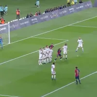 El golazo de tiro libre de Ronaldinho en el partido de leyendas entre Barcelona y Real Madrid