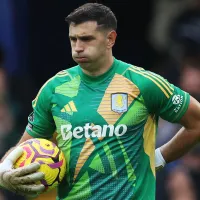 Dibu Martínez sintió una molestia y pidió el cambio en Aston Villa vs. Chelsea