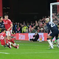 En Inglaterra se rinden ante la atajada de Dibu Martínez vs. Nottingham Forest: "La mejor que he visto en la Premier"