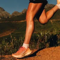 No dejes que el verano te pare: Las mejores zapatillas para correr en la arena, según especialistas