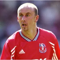 Fue promesa de la Premier League, despilfarró su fortuna en adicciones, se retiró a los 29 y a los 35 ganó Gran Hermano