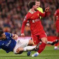 Alexis Mac Allister recibió un planchazo brutal en el Derbi de Liverpool y así reaccionaron las leyendas de la Premier: “No hay debate”