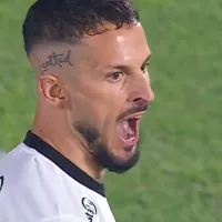 La furia de Darío Benedetto en la derrota de Olimpia vs. Vélez: insultos con un compañero y gestos a la tribuna