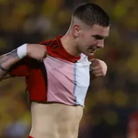 Curiosa imagen de Franco Mastantuono tras la victoria de River ante Barcelona: hielo en ambos tobillos y duda vs. Barracas