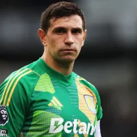 Dibu Martínez recibió una oferta para irse de la Premier League y jugar Champions