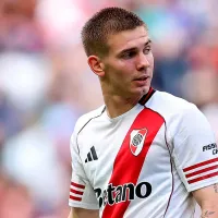 El plantel de River fue sorprendido por hinchas de Boca y la reacción de Mastantuono fue viral