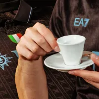Napoli sorprendió con su nueva camiseta inspirada en el café: “Es un ritual de cada día”